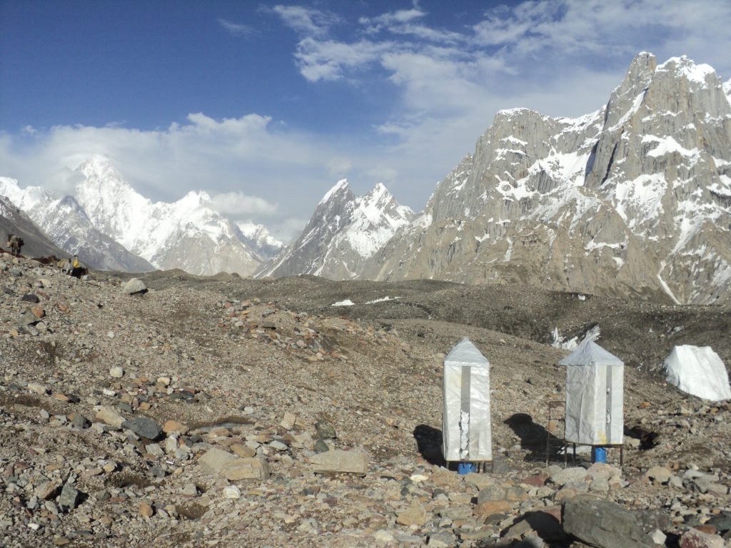 Le toilette sul ghiacciaio del Baltoro ed al campo base del K2. Archivio Montagna.tv