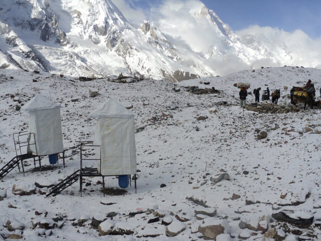 Le toilette sul ghiacciaio del Baltoro ed al campo base del K2. Archivio Montagna.tv