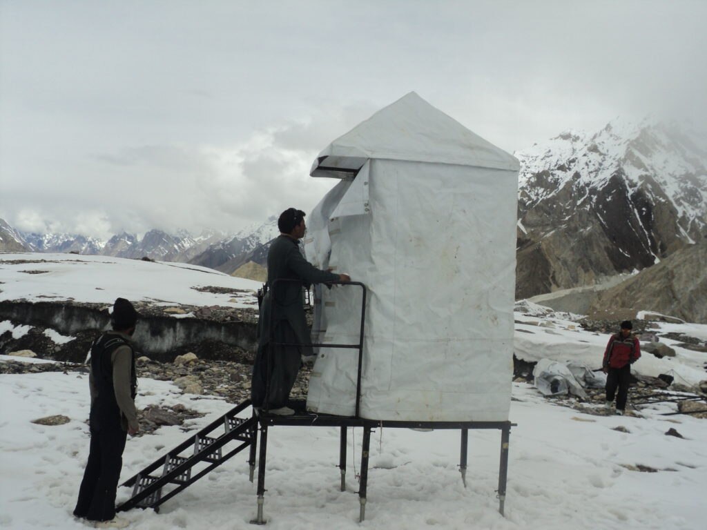 Le toilette sul ghiacciaio del Baltoro ed al campo base del K2. Archivio Montagna.tv