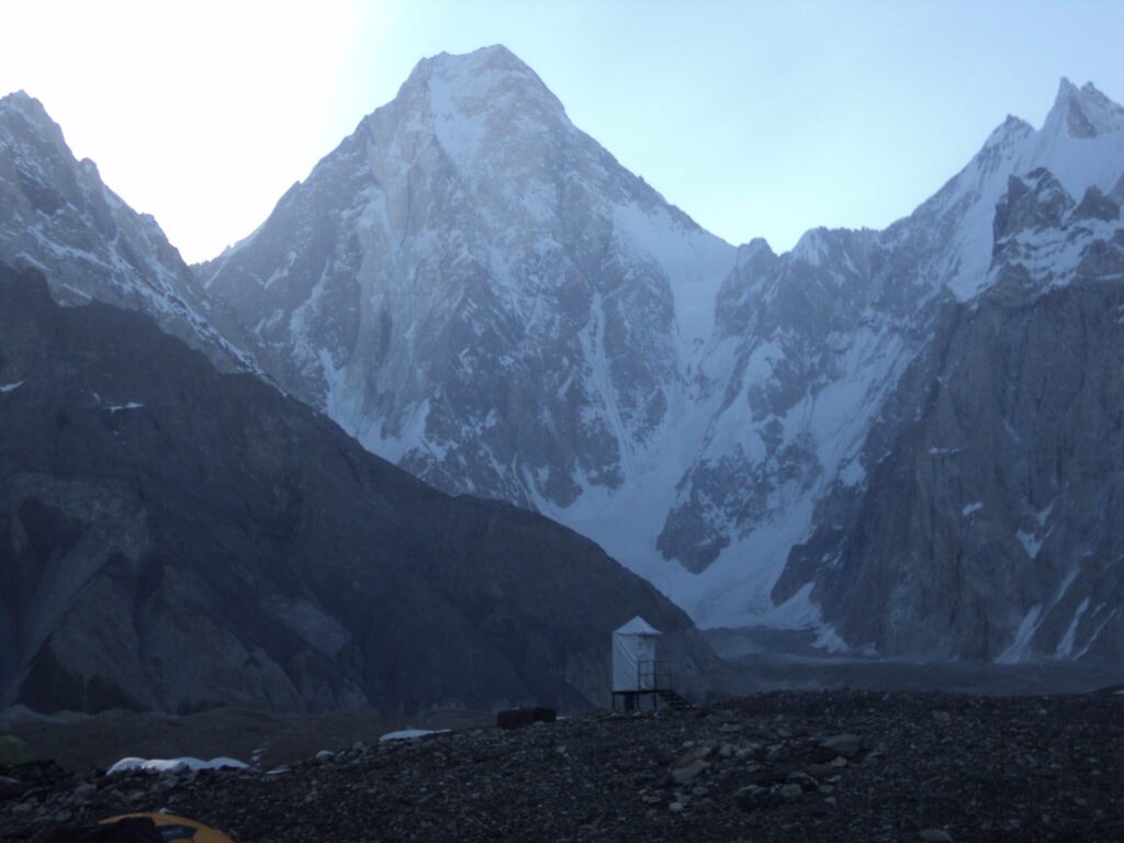 Le toilette sul ghiacciaio del Baltoro ed al campo base del K2. Archivio Montagna.tv