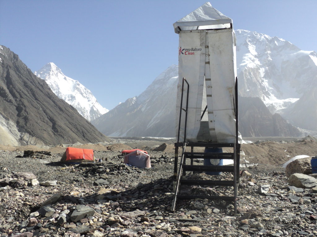 Le toilette sul ghiacciaio del Baltoro ed al campo base del K2. Archivio Montagna.tv