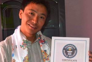 Pemba Dorje Sherpa mostra il certificato del recod @Himalayan Times