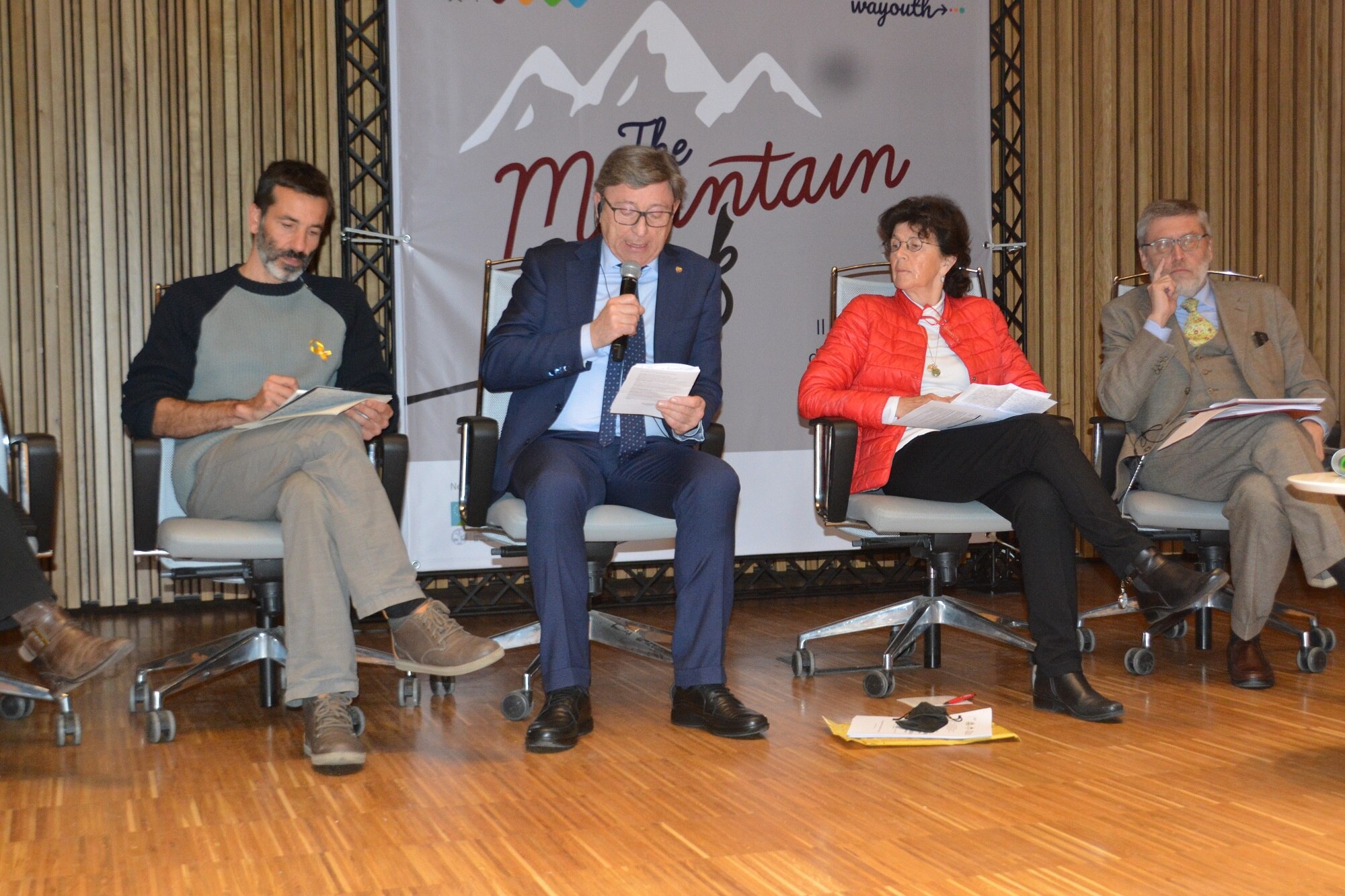 Il Presidente del CAI Generale Vincenzo Torti mentre presenta EUMA