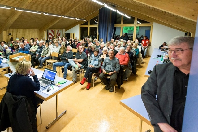 La popolazione di Albinen in assemblea per decidere sul suo ripopolamento. Foto @Keystone