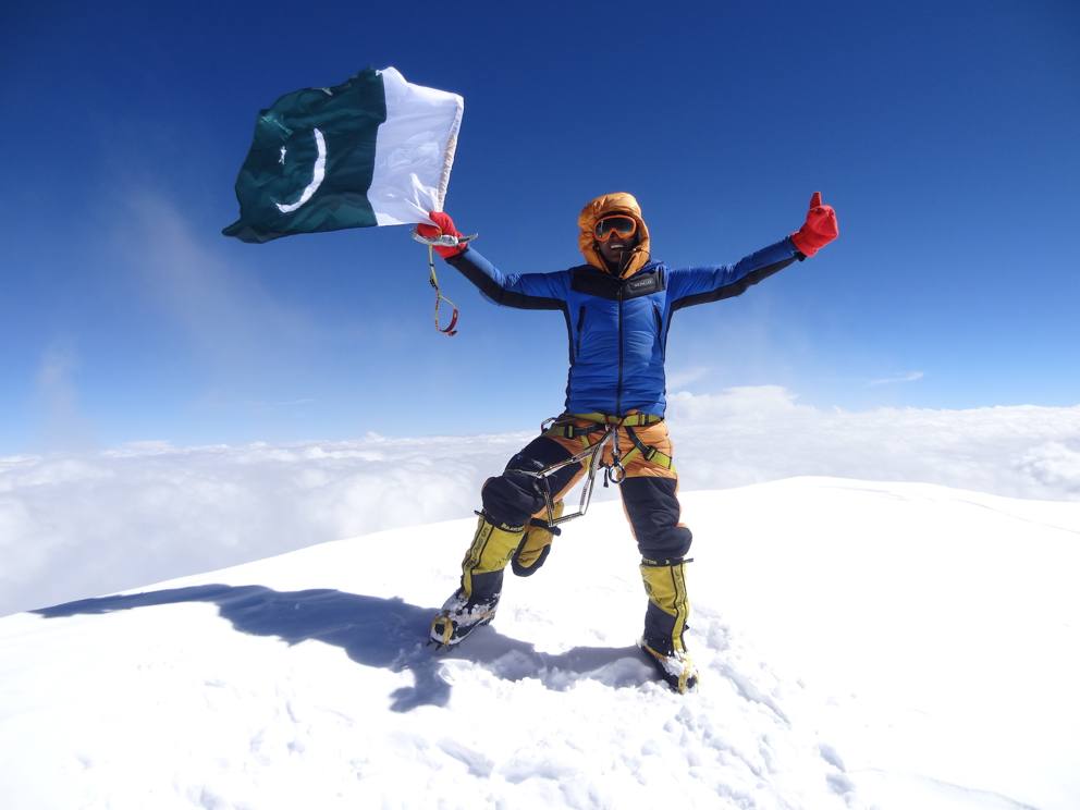 Ali Durani sulla vetta del K2. Foto archivio Montagna.tv