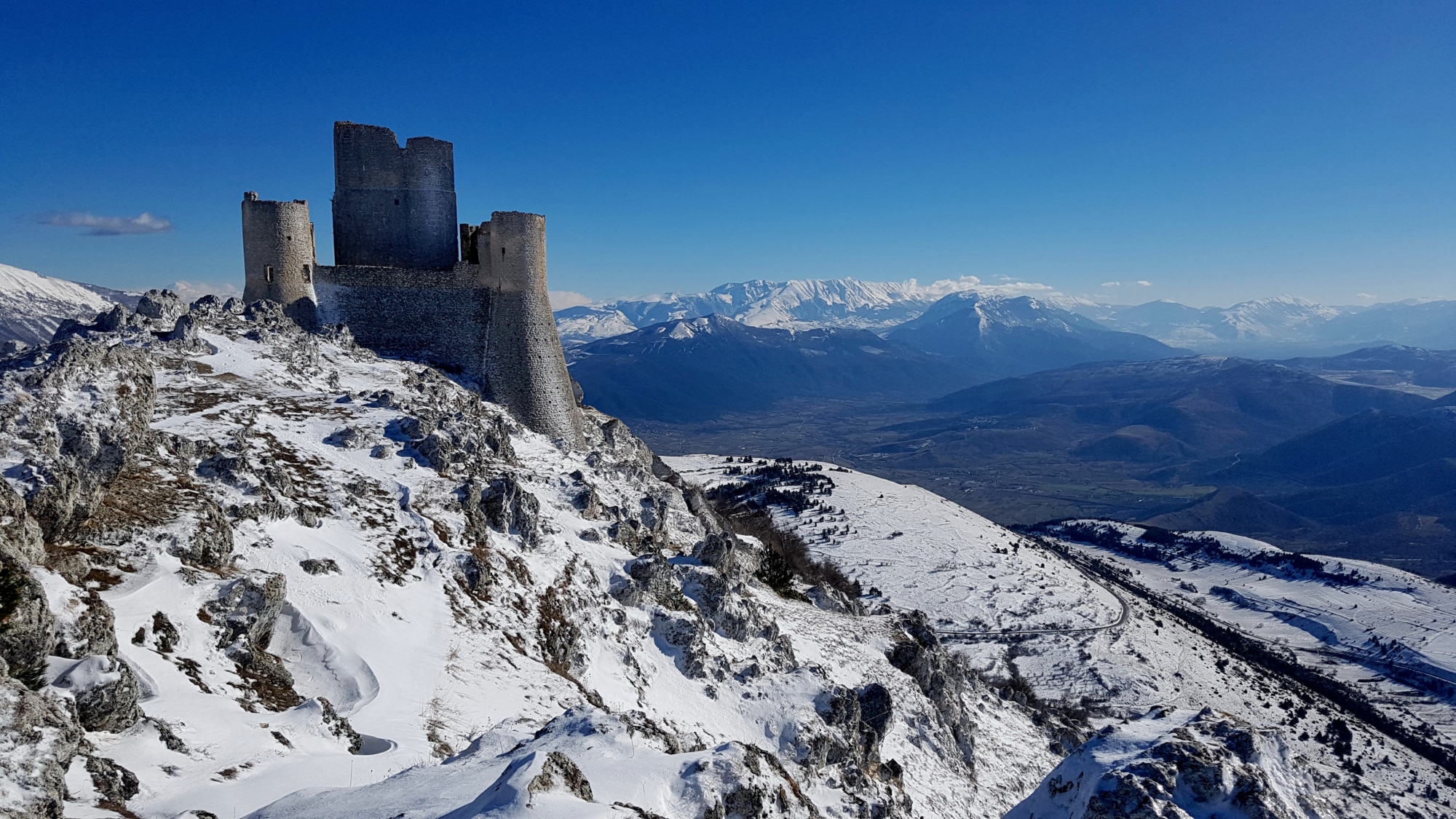Rocca Calascio d'inverno, sullo sfondo la Majella. Foto @ Stefano Ardito