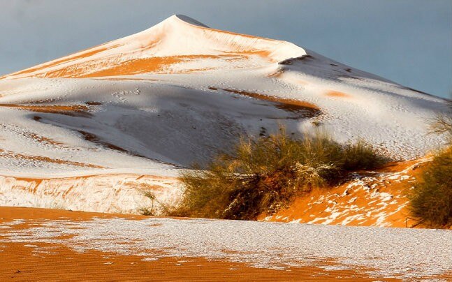 Photo of La neve arriva anche sulla sabbia rossa del deserto del Sahara – Guarda la gallery