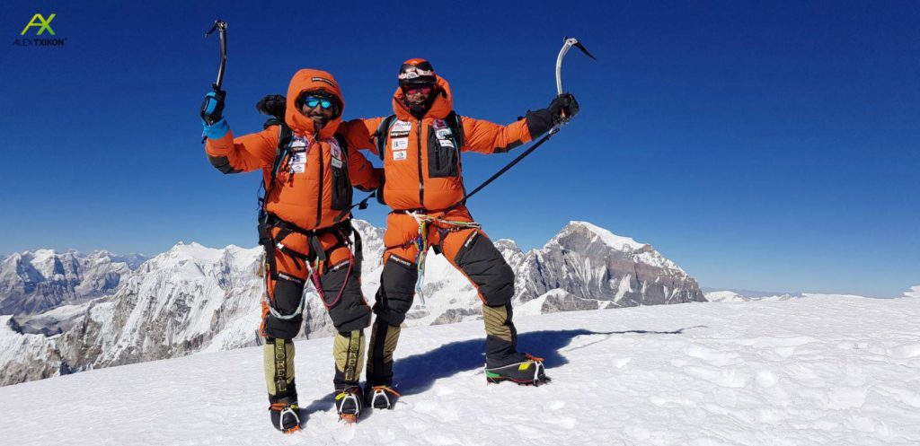 Alex Txikon ed Ali Sadpara in vetta al Pumori. Foto @ Alex Txikon