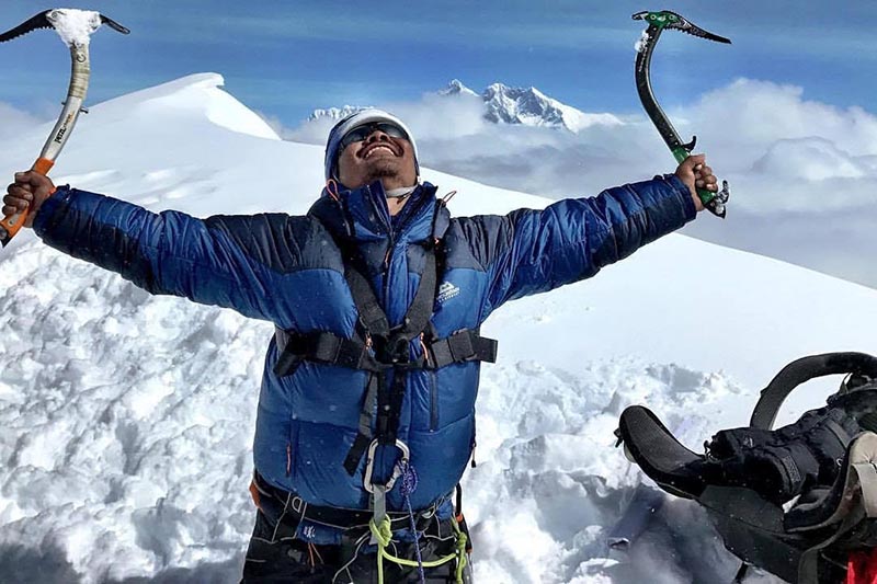 Hari Budha Magar sulla vetta del Mera Peak. Foto @ Hari Budha Magar