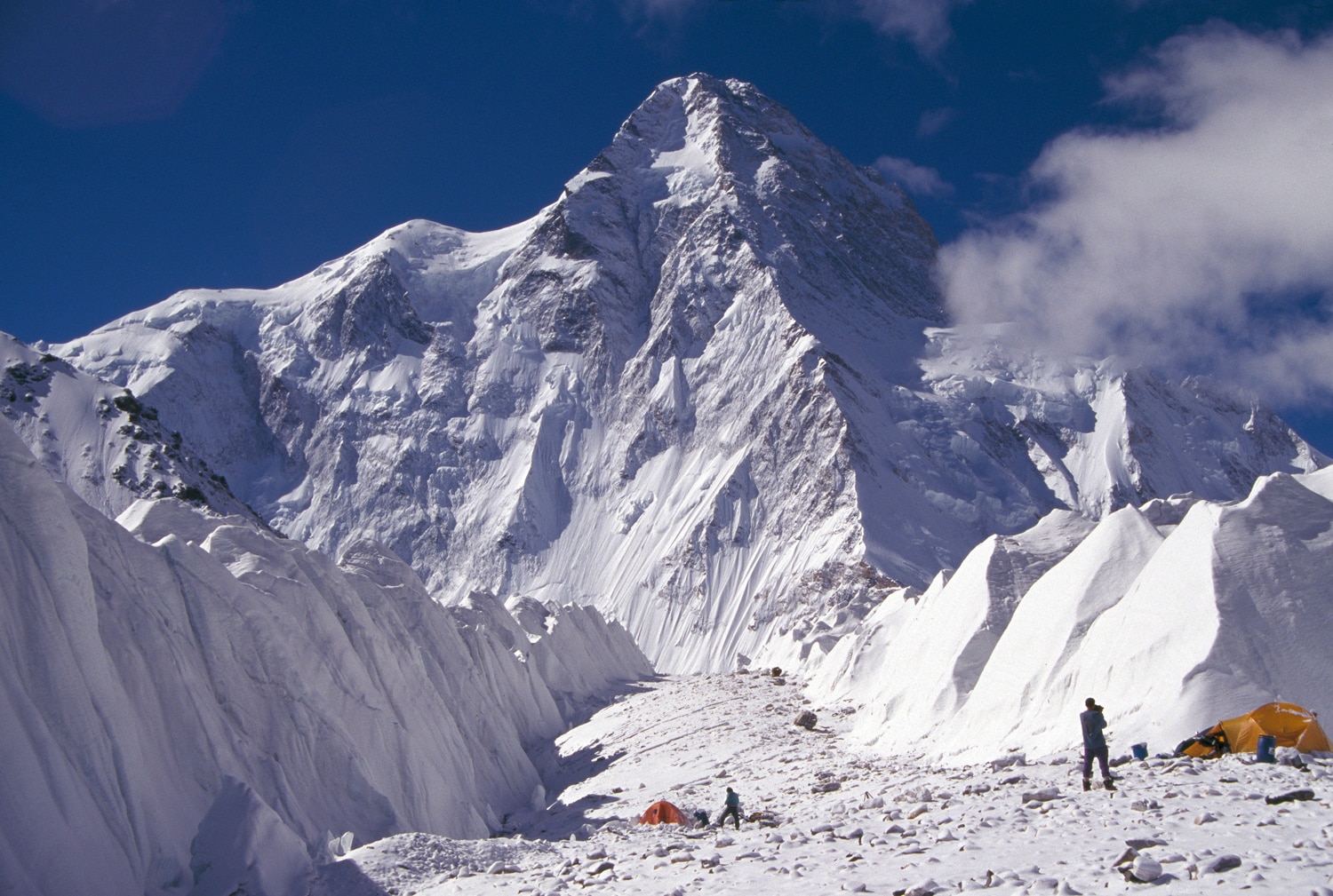 Il versante nord del K2 dal campo base sul Ghiacciaio K2. Copyright © Marco Bianchi 1996. All Rights Reserved.