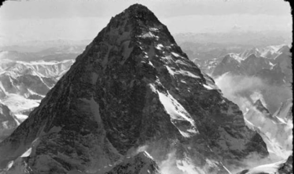 Photo of La prima foto aerea del K2 va all’asta
