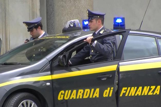 La Guardia di Finanza alla sede del CNSAS trentino. Foto @ Giornale di Trento