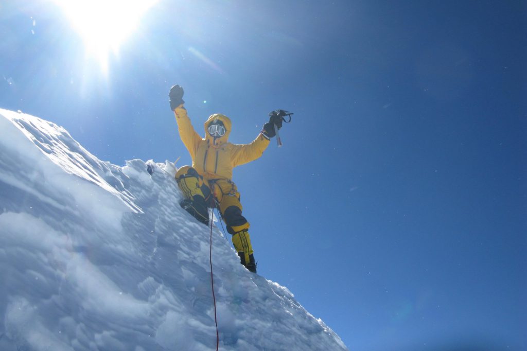 Simone Moro in vetta al Makalu. Foto @ Denis Urubko