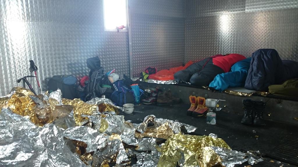 Alpinisti circondati da rifiuti nella Capanna. Foto @ Portal Gorski