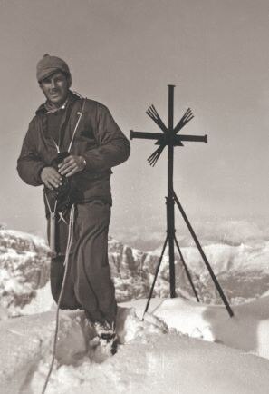 Bonatti durante un momento della traversata. Foto @ Centro documentazione Museo nazionale della montagna - Cai Torino
