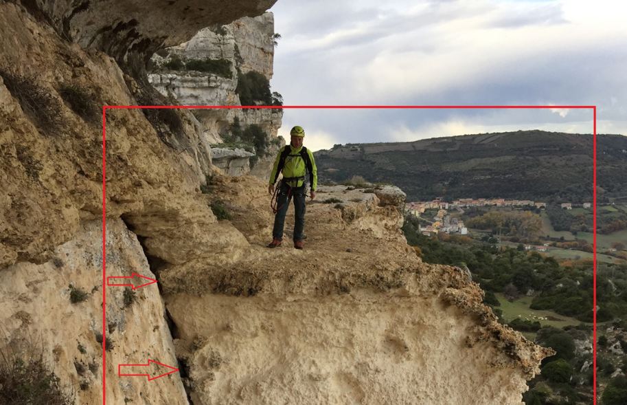 Giorré - Lato orientale del grande blocco a rischio molto elevato di frana con la parte inferiore sospesa nel vuoto. Foto @ Guide Alpine Italiane