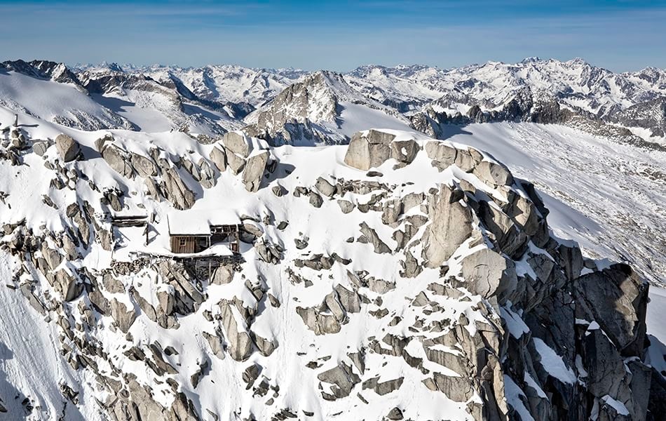 Carè Alto, baracca austro-ungarica sul versante sud est, con panorama sul gruppo dell’Adamello. Foto @ Stefano Torrione per National Geographic