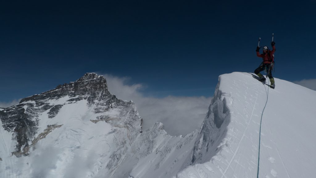Gerlinde Kaltenbrunner sulla cima del Nutpse. Foto @ David Goettler