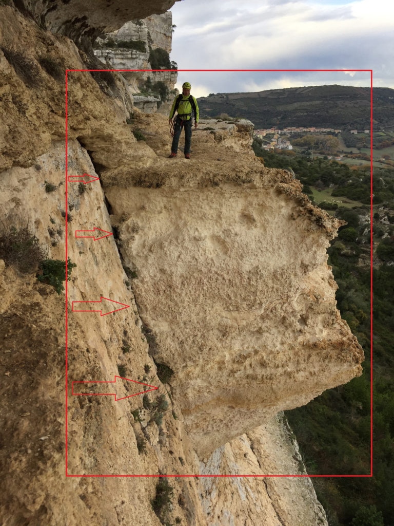 Giorré - Lato orientale del grande blocco a rischio molto elevato di frana con la parte inferiore sospesa nel vuoto. Foto @ Guide alpine italiane