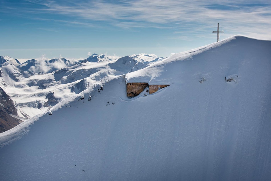 GranZebrù, emersione del presidio austroungarico di vetta a quota 3859 m. Foto @ Stefano Torrione per National Geographic