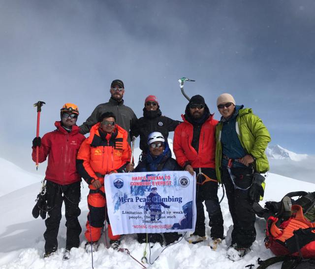 Hari Budha Magar (al centro) sulla vetta del Mera Peak nel settembre del 2017. Foto @ Lexlimbu