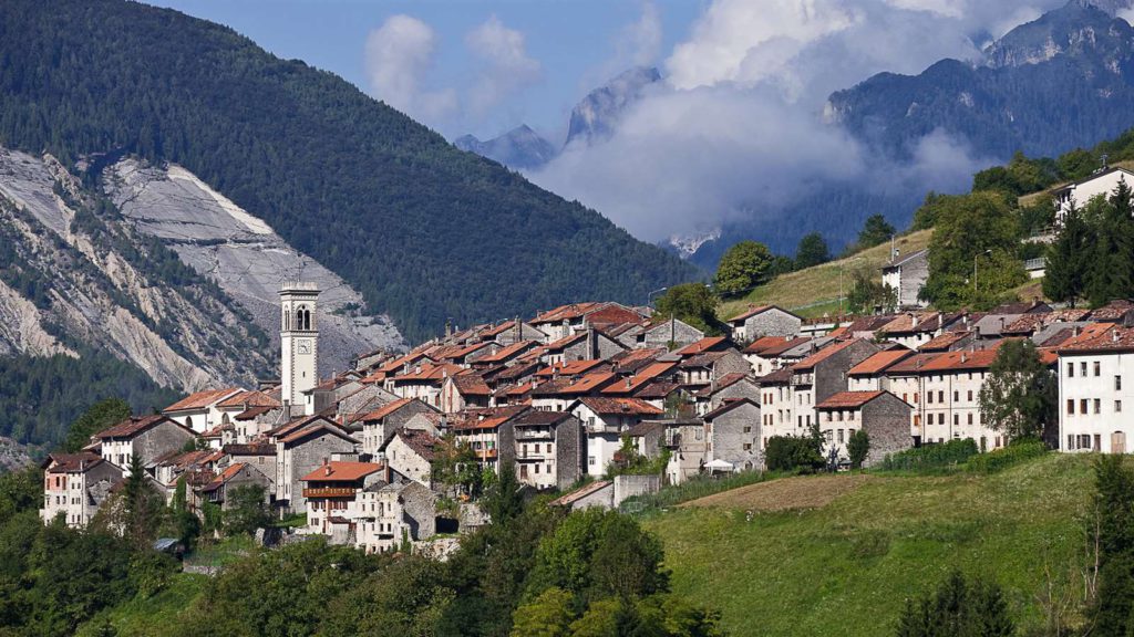 Il paese di Mauro Corona, Erto e Casso. Foto @ Turismo VFG