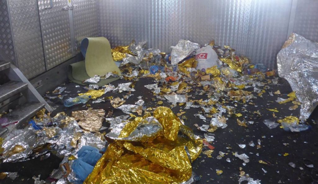 L'interno della Capanna Vallot coperto di rifiuti. Foto @ Ru