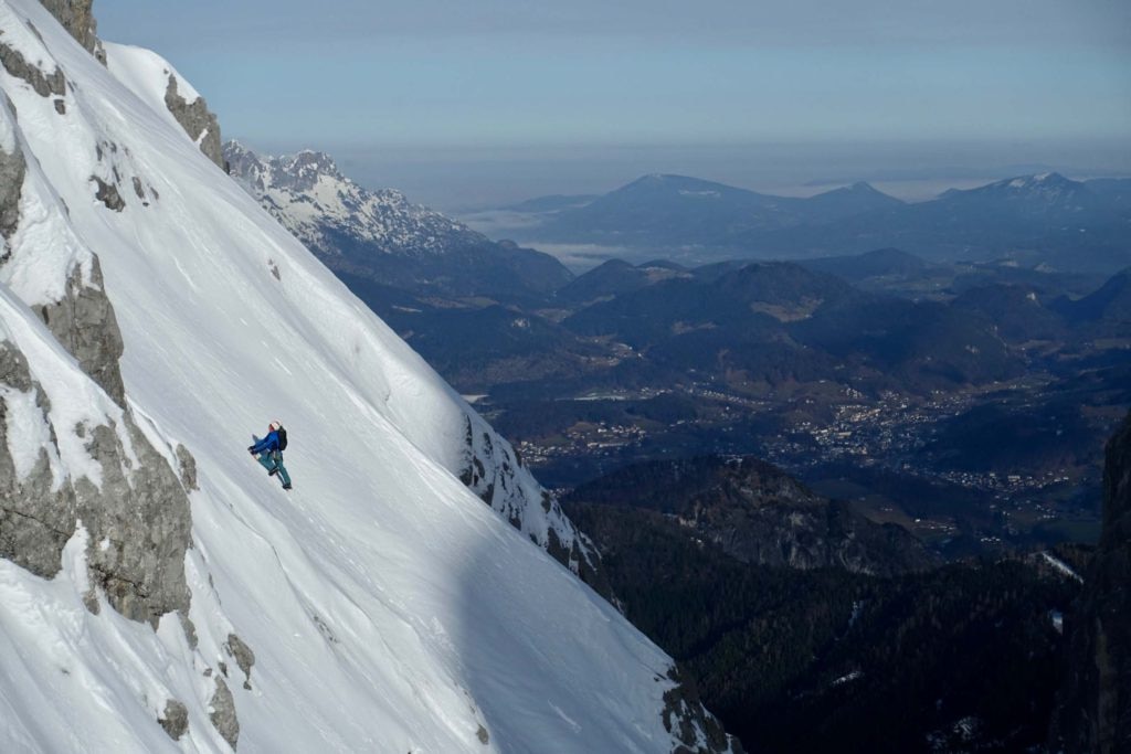 Luka Lindič sulla quarta cima del Watzmann Traverse, sullo sfondo è visibile Berchtesgaden. Foto @ Ines Papert