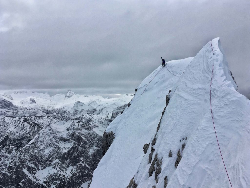 Luka Lindič sull'esposta vetta della quarta cima. Foto @ Ines Papert