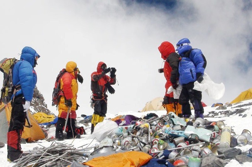 Pemba Tshering Sherpa durante un'operazione di pulizia dell'Everest. Foto @ Nepal Mountain News