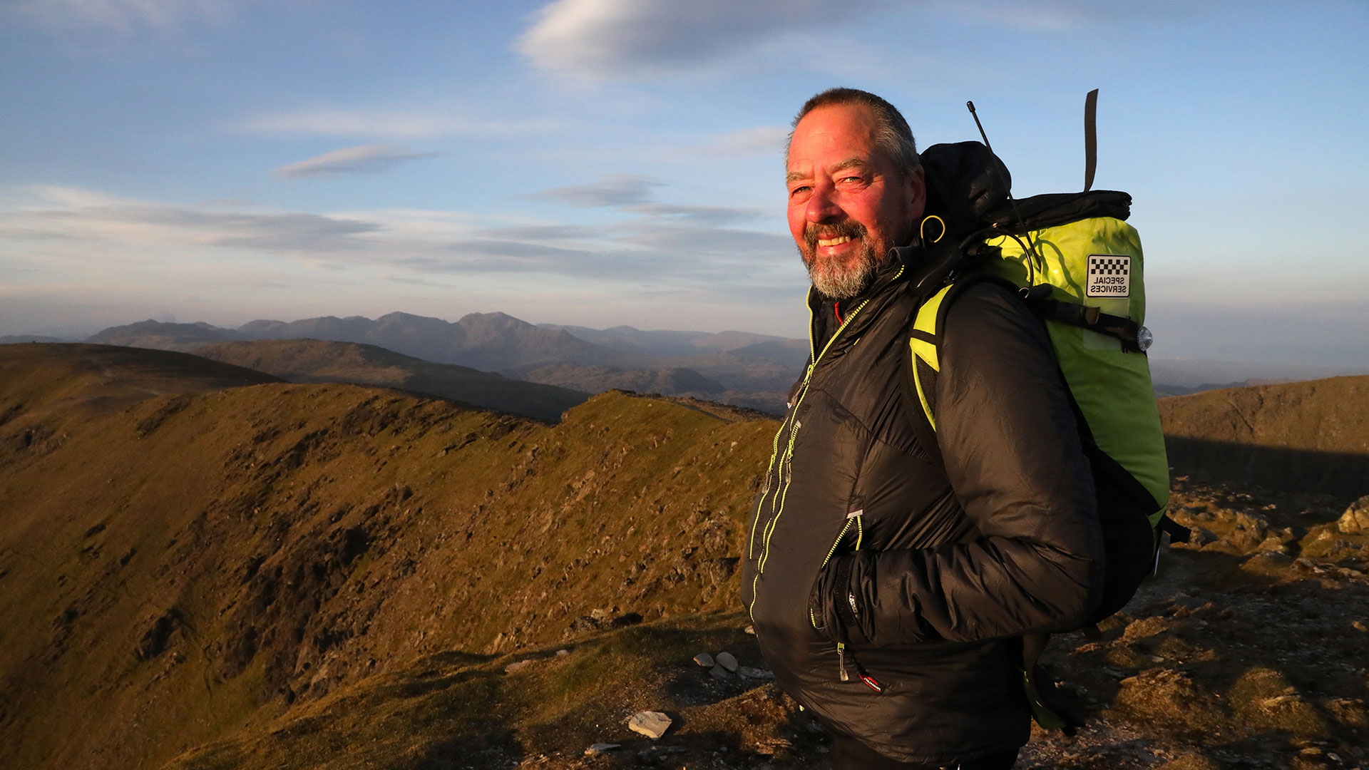 Sion Jair sulla cima dell'Old Man of Coniston. Foto @ The Big Issue