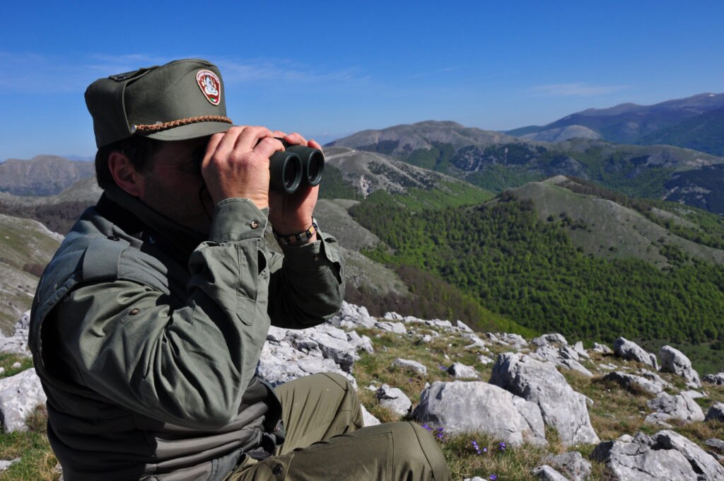 Un guardiaparco del PNALM - foto Stefano Ardito
