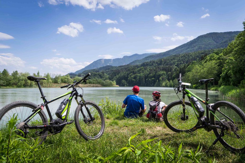 E-bike in riva al lago. Foto Johann Kopf