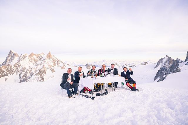 La cena organizzata all'Aiguille du Midi. Foto @ Everest Dinner Party Instagram Page