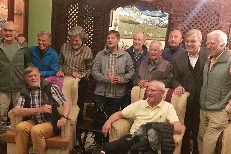 I membri della spedizione riuniti in Nepal in occasione dei 40 anni della salita: da sx Oswald Olz, Peter Habeler, Reinhold Messner, Dietmar Löffler (ORF), Reini Huber (ORF), Hanns Schell, Marco Polo (ORF), Robert Schauer, Helmut Hagner, (seduti) Wolfgang Nairz, Raimund Margreiter. Dietmar Löffler, Reini Huber e Marco Polo sono qui per girare un documentario che vedrà protagonisti i leggendari alpinisti. Foto: Rajan Pokhrel / THT