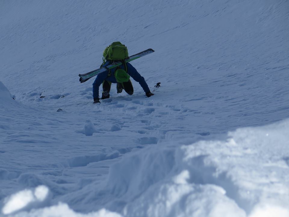 Alessandro Gherardi impegnato in un ripido passaggio verso la spalla del monte Chierico. Foto @ Facebook Simone Moro