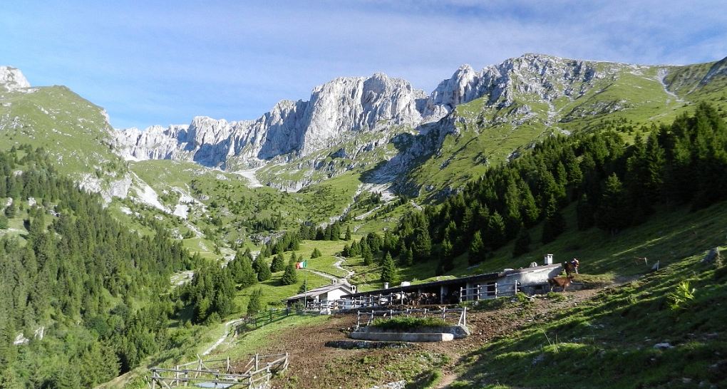 In vista della Baita Cassinelli. Foto @ Maurizio Scalvini