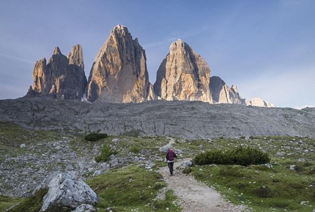 L'immagine delle Tre Cime di Lavaredo apparsa nel documentario sull'Himalaya. Foto @ BBC