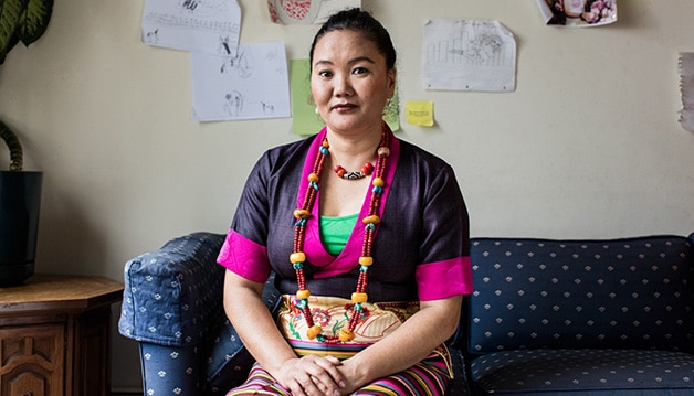 Lhakpa Sherpa nella sua casa nel Connecticut. Foto @ Jesse Burke