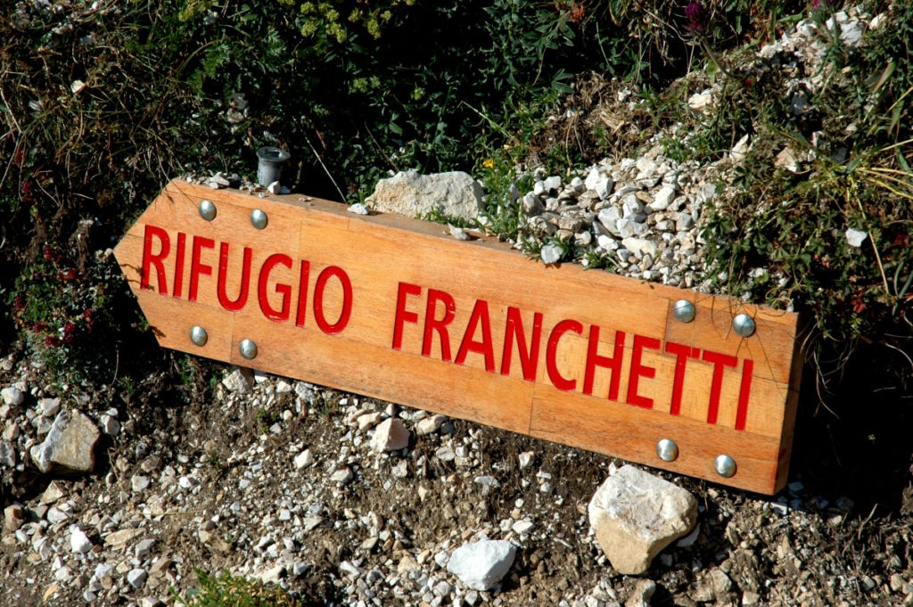 Arapietra, cartello per il rifugio Franchetti