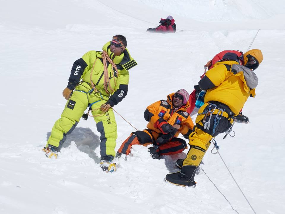 Photo of Everest-Lhotse: edema per uno sherpa, soccorso da Camandona e Cazzanelli