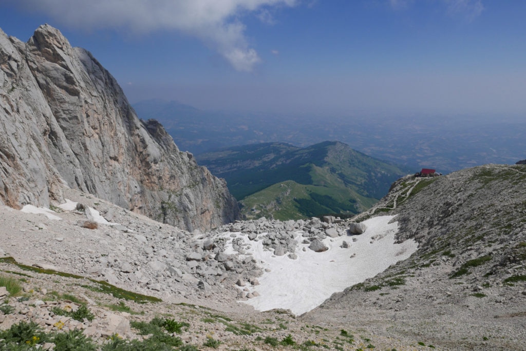 Il rifugio Franchetti dalla Sella dei Due Corni - foto Stefano Ardito