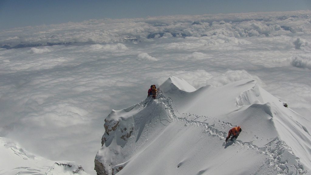 Nives Meroi in cima al Makalu. Foto @ Archivio Meroi-Benet