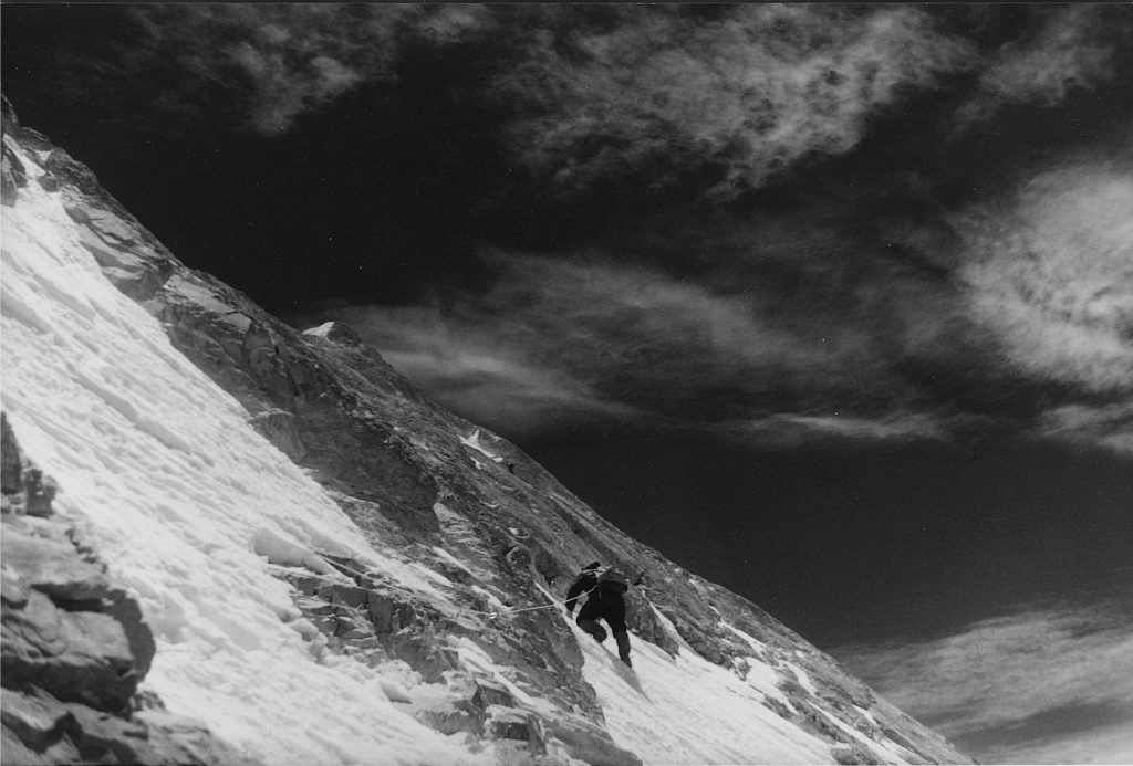 Walter Bonatti presso la vetta del GIV, 6 agosto 1958. Foto: Centro Documentazione Museo Nazionale della Montagna – CAI-Torino. 