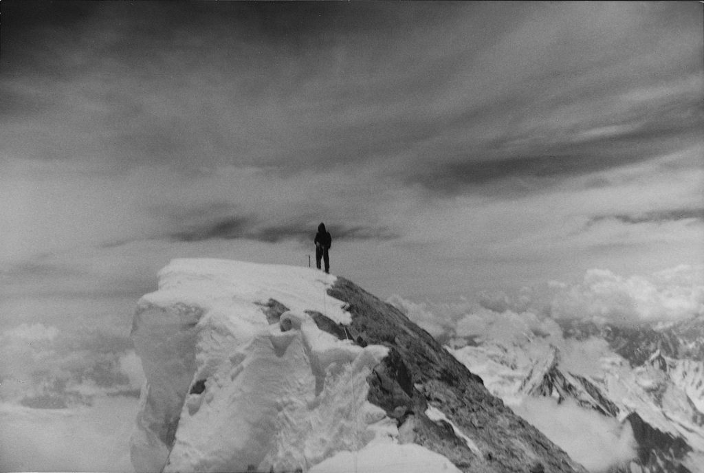 Walter Bonatti in vetta al Gasherbrum IV, 6 agosto 1958. Foto: Centro Documentazione Museo Nazionale della Montagna – CAI-Torino.
