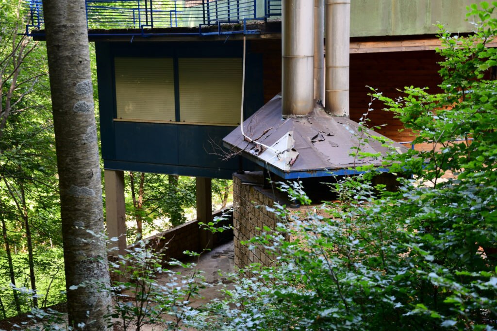 Rifugio abbandonato nel bosco di Vallonina - foto di Stefano Ardito