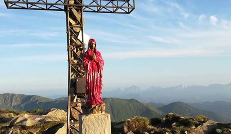 Photo of Vandalismo d’alta quota: imbrattata di vernice rossa la Madonnina sul monte Cusna