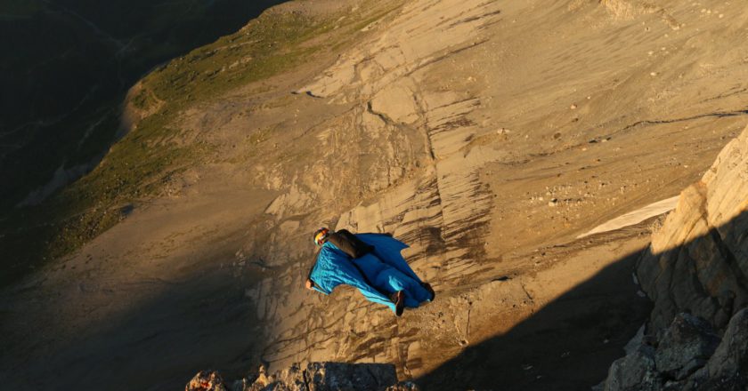 Alpi Bernesi, Base Jump, Tuta alare, cronaca nera