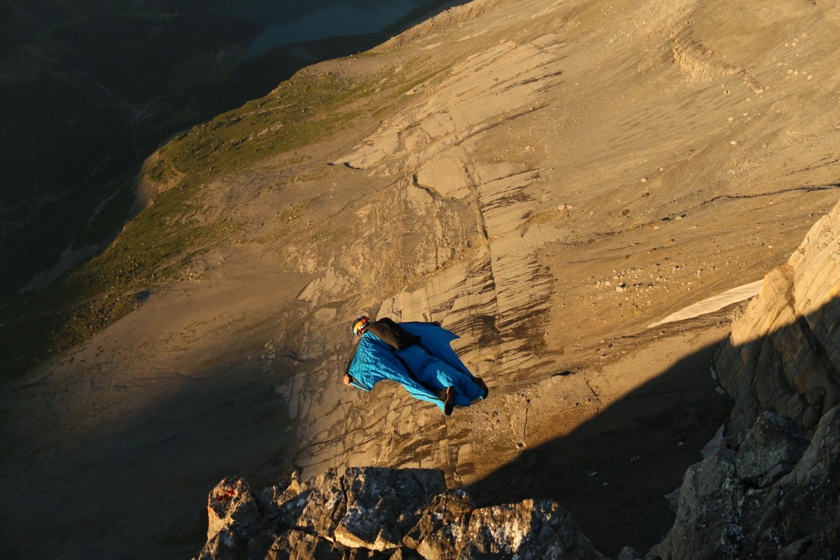 Alpi Bernesi, Base Jump, Tuta alare, cronaca nera