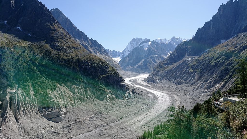 Mer de Glace (Alpi Francesi) 2018; le pareti di detrito grigio indicano lo spessore a metà '800 (foto IGS-SAO)